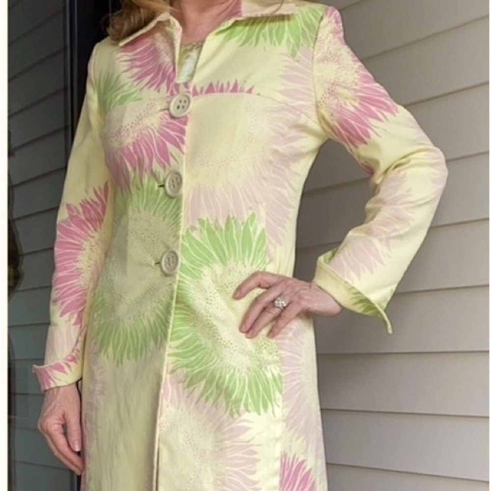 Gorgeous fitted coat, side pockets-LIKE NEW CONDITION!
